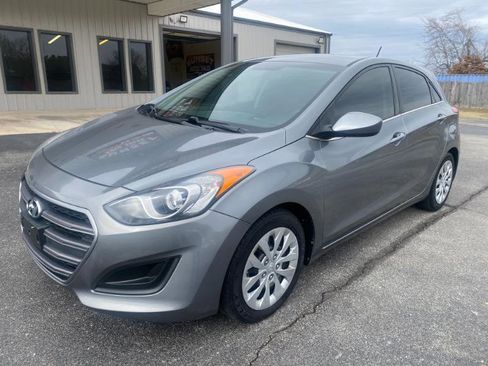Used 2017 Hyundai Elantra GT image 2