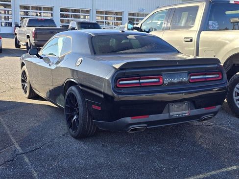 Used 2019 Dodge Challenger SXT w/ Blacktop Package image 9