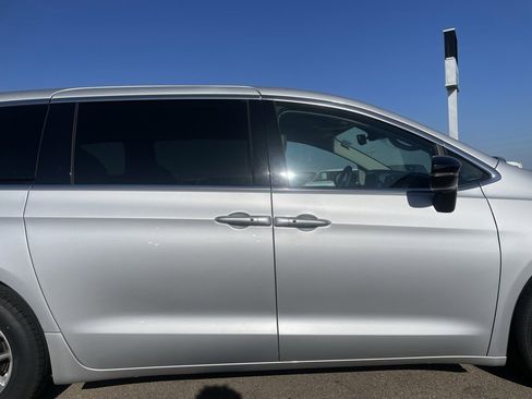 Used 2024 Chrysler Pacifica Touring-L image 37