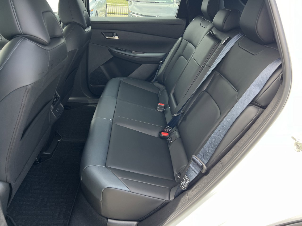 New 2026 Nissan Leaf Platinum+ w/ Floor Mat Package (SV+) FWD image 14