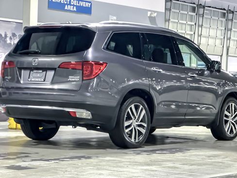 Used 2017 Honda Pilot Touring image 8