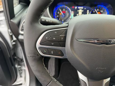 New 2026 Chrysler Pacifica Select FWD image 17
