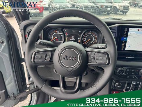 Used 2025 Jeep Gladiator Rubicon w/ Convenience Group image 17