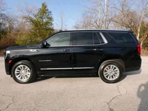 Used 2022 GMC Yukon SLT w/ SLT Premium Package image 2