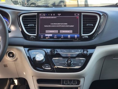 Used 2022 Chrysler Pacifica Touring-L image 25