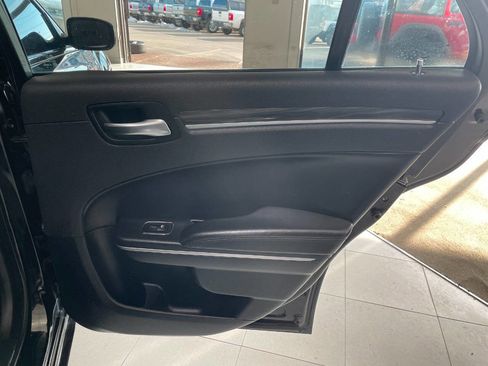 Used 2018 Chrysler 300 Touring image 21
