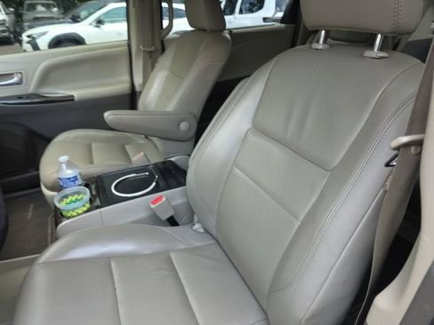 Used 2018 Toyota Sienna XLE w/ XLE Navigation Package FWD image 10