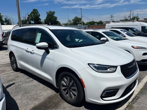 Used 2023 Chrysler Pacifica Touring-L FWD image 3