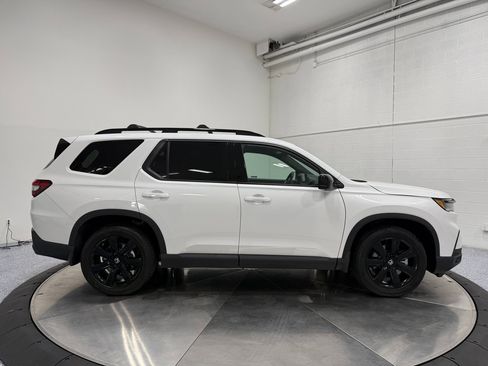 Used 2025 Honda Pilot Black Edition image 8