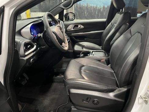 Used 2024 Chrysler Pacifica Select image 10