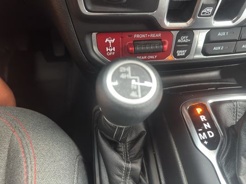 Used 2025 Jeep Gladiator Rubicon w/ Safety Group AWD/4WD image 28