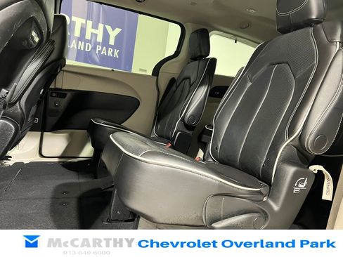 Used 2023 Chrysler Pacifica Limited image 29