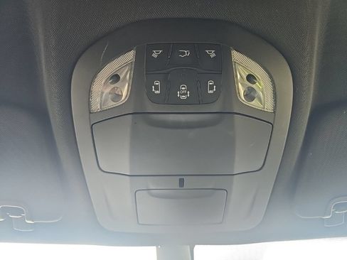 Used 2025 Chrysler Pacifica Select FWD image 27