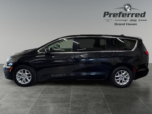 Used 2023 Chrysler Pacifica Touring-L FWD image 10
