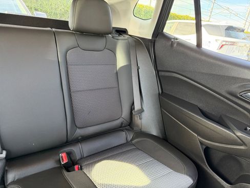 Used 2025 Chevrolet Trax LT w/ LT Convenience Package image 35