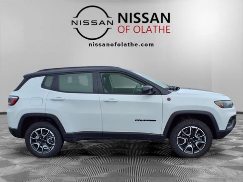 Used 2025 Jeep Compass Trailhawk AWD/4WD image 29