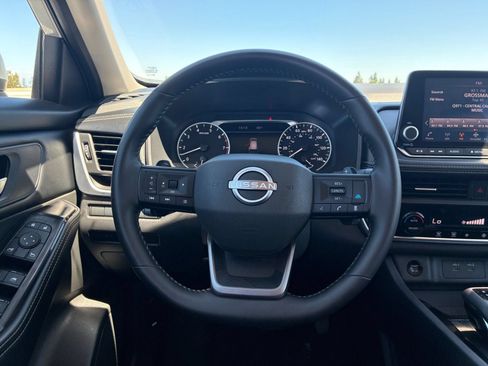Used 2025 Nissan Rogue SV FWD image 28