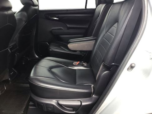 Used 2021 Toyota Highlander XLE AWD/4WD image 10