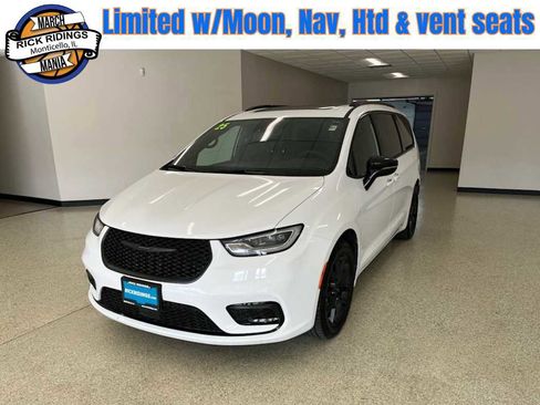 Used 2025 Chrysler Pacifica Limited image 1