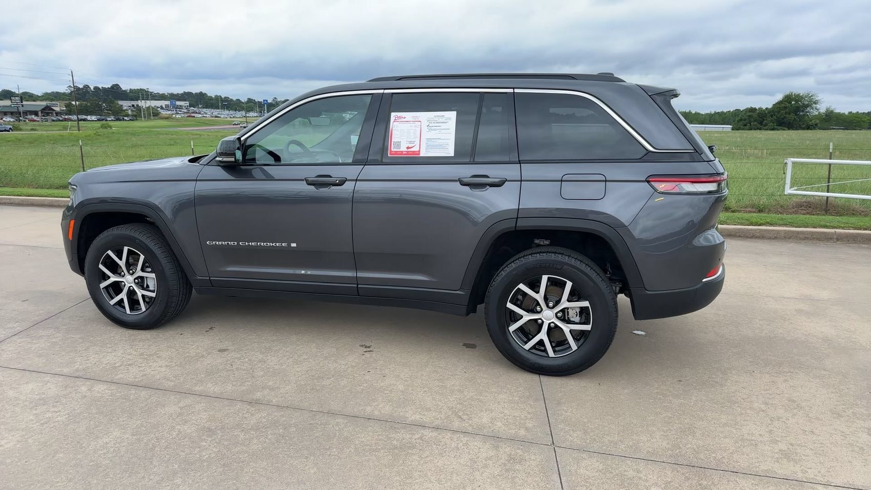 Used 2025 Jeep Grand Cherokee Limited RWD image 6