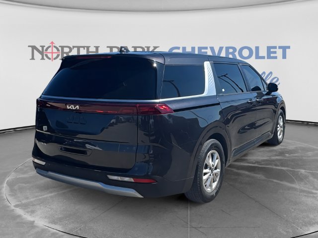 Used 2023 Kia Carnival LX FWD image 3