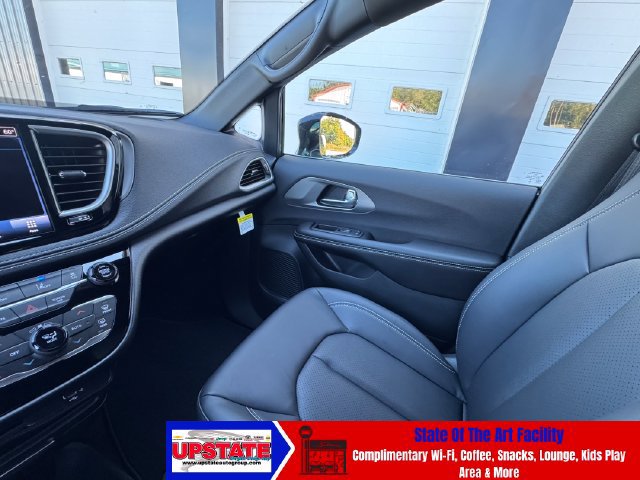 New 2027 Chrysler Pacifica Select FWD image 22