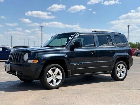 Used 2014 Jeep Patriot Latitude FWD image 3