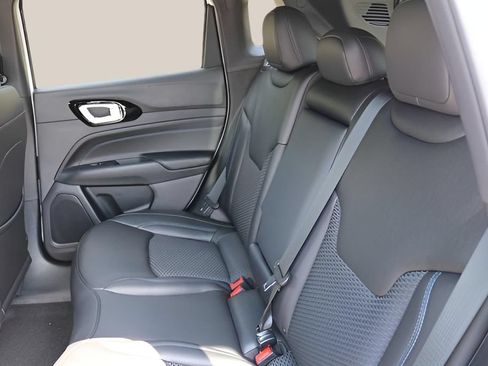 Used 2026 Jeep Compass Latitude AWD/4WD image 19