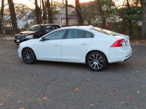 Used 2017 Volvo S60 T5 Inscription Platinum w/ Climate Package image 3