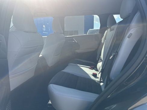 Used 2026 Mitsubishi Outlander SE image 12