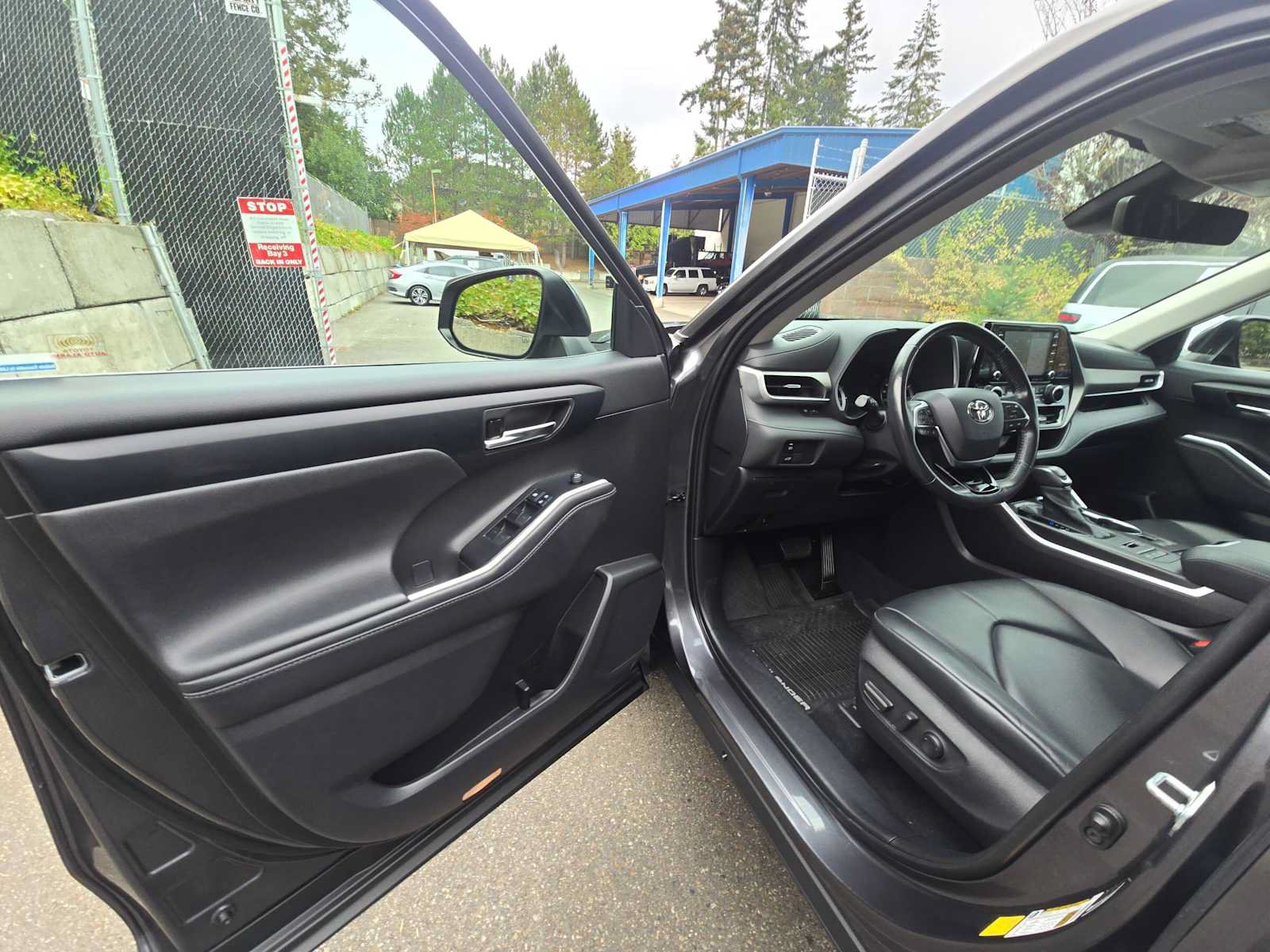 Used 2020 Toyota Highlander XLE AWD/4WD image 20