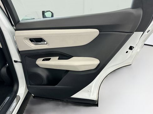 Used 2024 Nissan Ariya AWD image 31