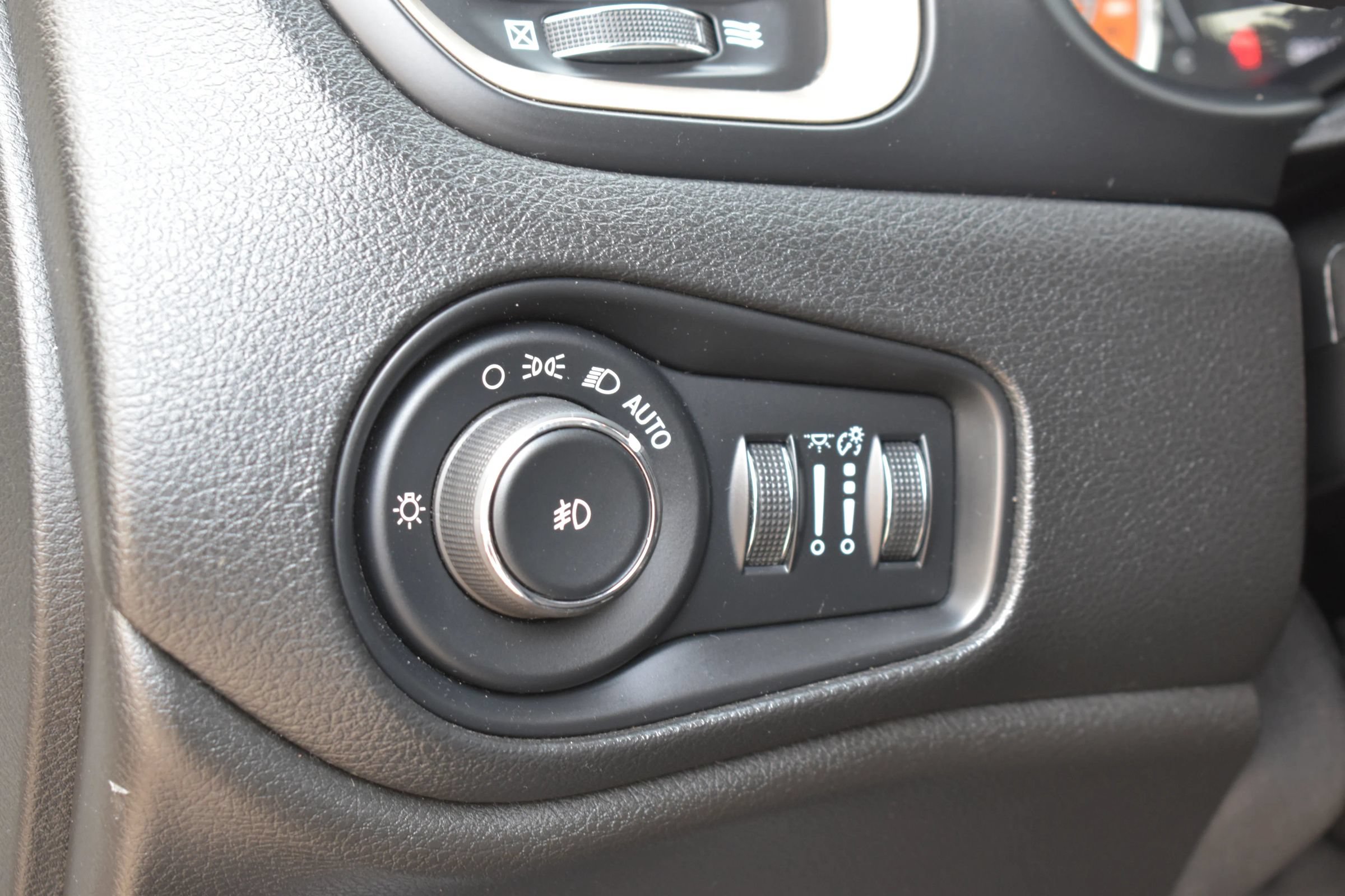 Used 2017 Jeep Renegade Latitude FWD image 21