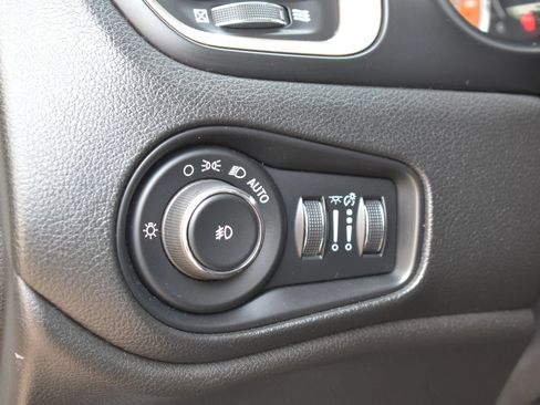 Used 2017 Jeep Renegade Latitude FWD image 21