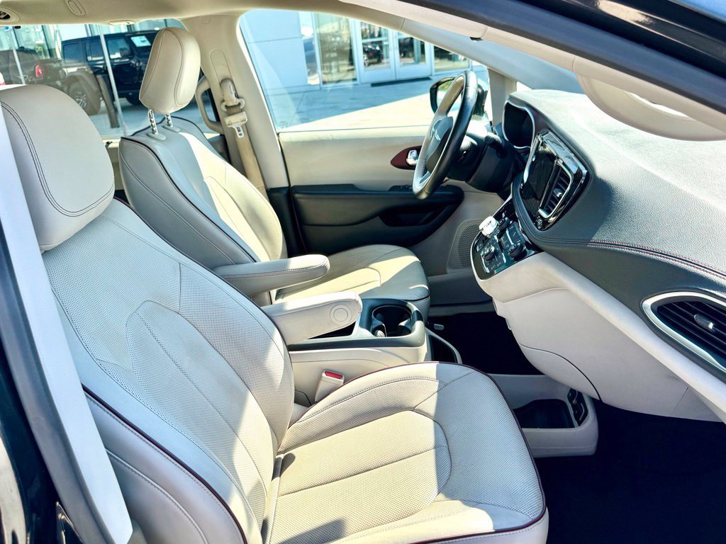 Used 2020 Chrysler Pacifica Limited FWD image 27