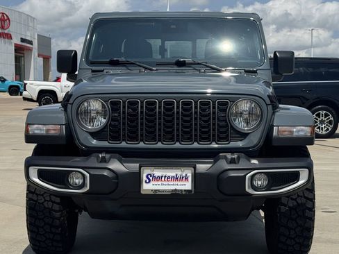 Used 2025 Jeep Gladiator Mojave AWD/4WD image 7