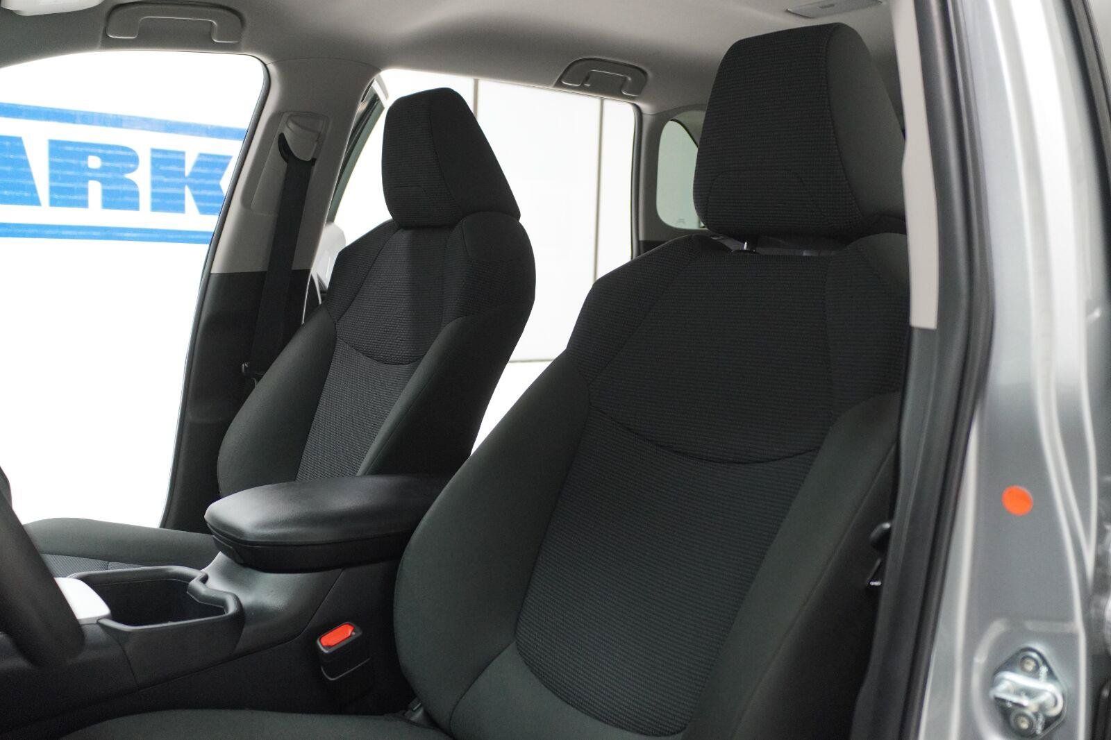 Used 2025 Toyota RAV4 LE AWD/4WD image 6