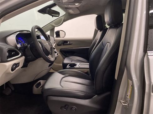 Used 2024 Chrysler Pacifica Touring-L image 13