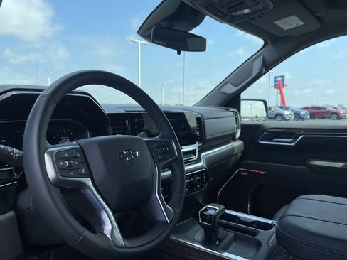 Used 2026 Chevrolet Silverado 1500 LT Trail Boss w/ LT Trail Boss Premium Package AWD/4WD image 9