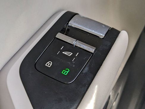 New 2025 Volvo EX90 Plus image 25