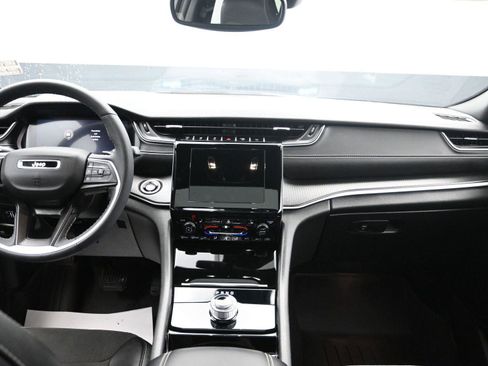 Used 2023 Jeep Grand Cherokee Altitude image 11