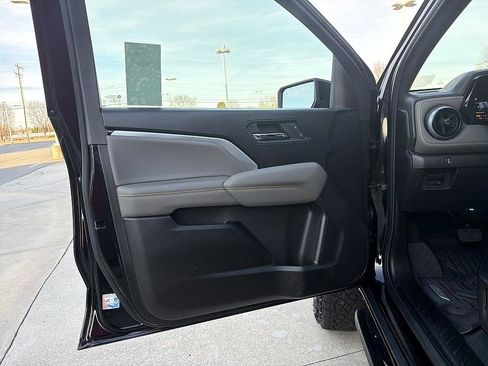 Used 2024 Chevrolet Colorado ZR2 w/ Technology Package image 9