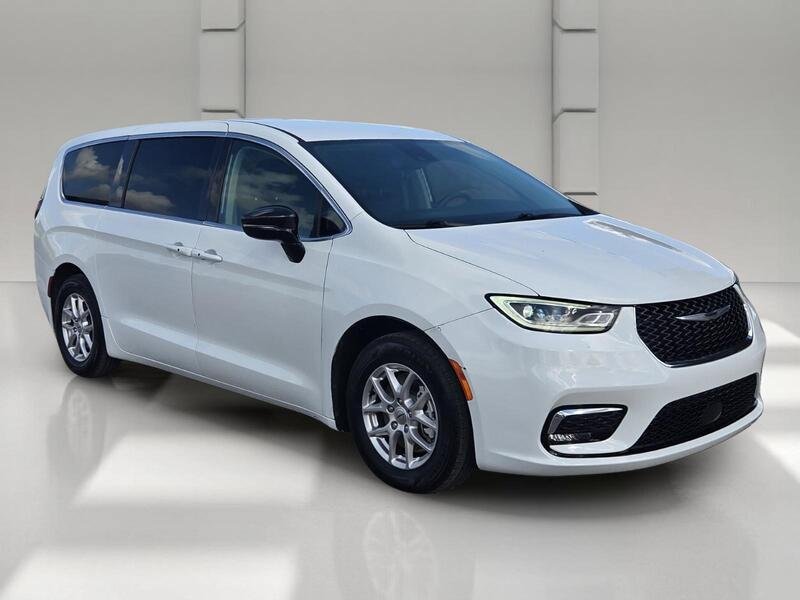 Used 2024 Chrysler Pacifica Touring-L FWD image 7