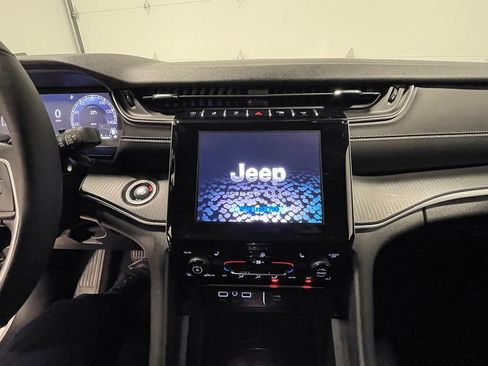 Used 2024 Jeep Grand Cherokee Altitude image 31