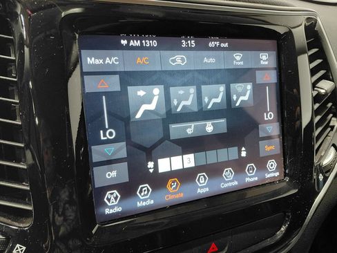 Used 2019 Jeep Cherokee Limited AWD/4WD image 32