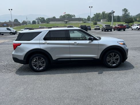 Used 2023 Ford Explorer XLT w/ Equipment Group 202A AWD/4WD image 7