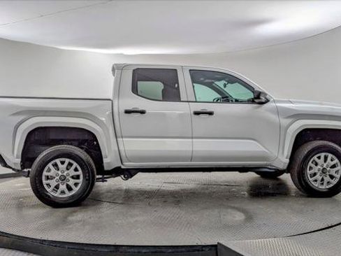 Used 2025 Toyota Tacoma SR image 9