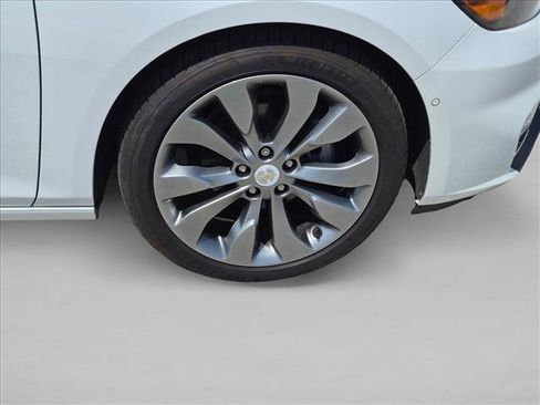 Used 2018 Chevrolet Malibu Premier w/ Premier Sun and Wheel Package FWD image 7