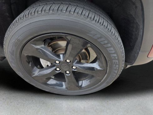 Used 2024 Jeep Grand Cherokee Altitude image 4