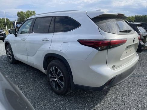 Used 2022 Toyota Highlander XLE AWD/4WD image 4